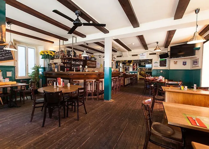 해피 인 롯지 호스텔 *